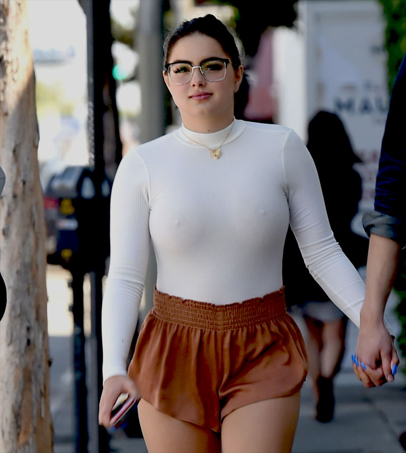 Ariel Winter Nipples In Slightly See Through White Top Taxi Driver Movie