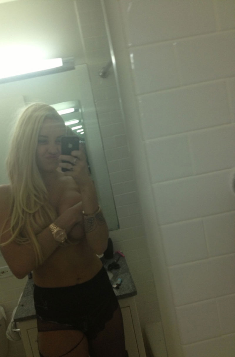 Amanda Bynes Re-Tweets Pics, This Time Topless - Taxi Driver Movie