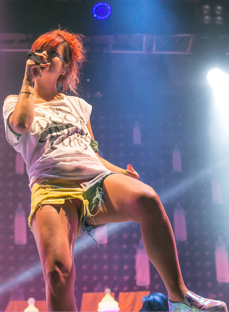 Lily Allen Panties View Up her Shorts on Stage. 