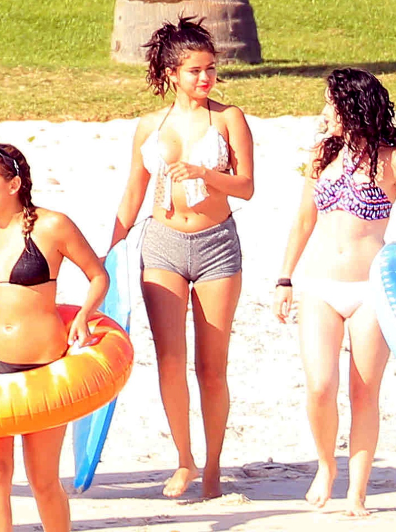 Selena Gomez Naked Beach - Selena Gomez Massive Cameltoe at the Beach in Mexico - Taxi Driver Movie