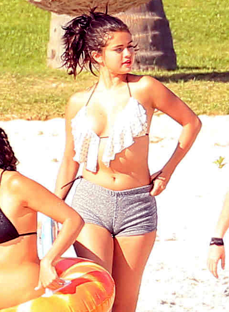 Selena Gomez Massive Cameltoe at the Beach in Mexico - Taxi Driver Movie