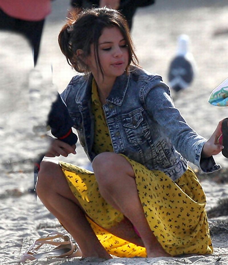 800px x 930px - Selena Gomez Panty Upskirt! Click Pic For More! - Taxi ...